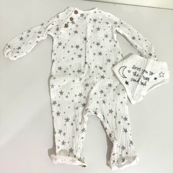 Mud Pie White & Gray Star Gauze Romper & Bandana Bib Outfit Set Size 3-6 Months - Picture 2 of 4